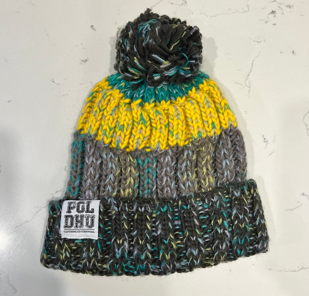 WATERPROOF CHUNKY KNIT BOBBLE HAT 