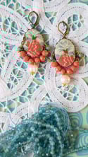  Orecchini FLOWERS con calcedonio, cristalli e perle di fiume
