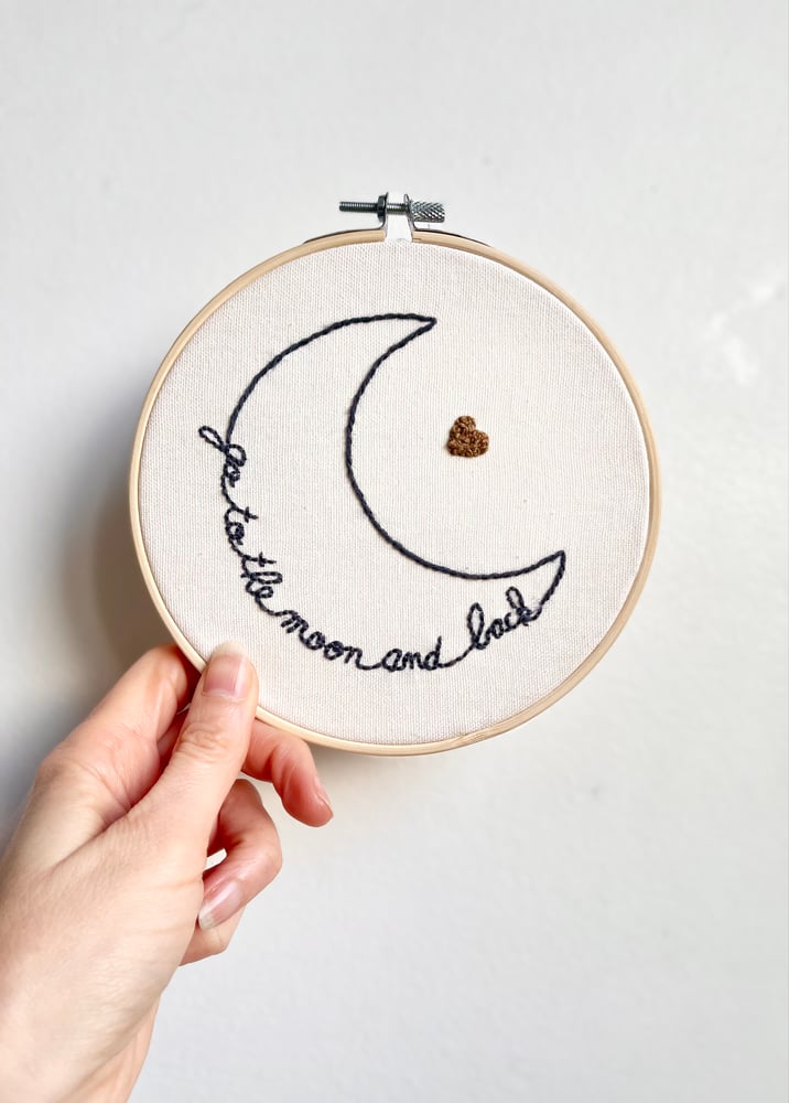 Image of Broderie - Go to the moon and back - Coeur camel