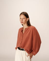 Image 1 of Blusa Portrait Terracotta