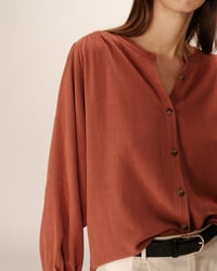 Image 2 of Blusa Portrait Terracotta