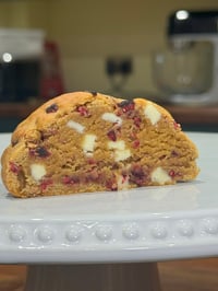 Box of 4 chocolate chip cookie with white chocolate and raspberries