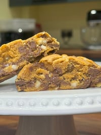Box of 4 Chocolate chip cookies with nutella filling and hazelnuts
