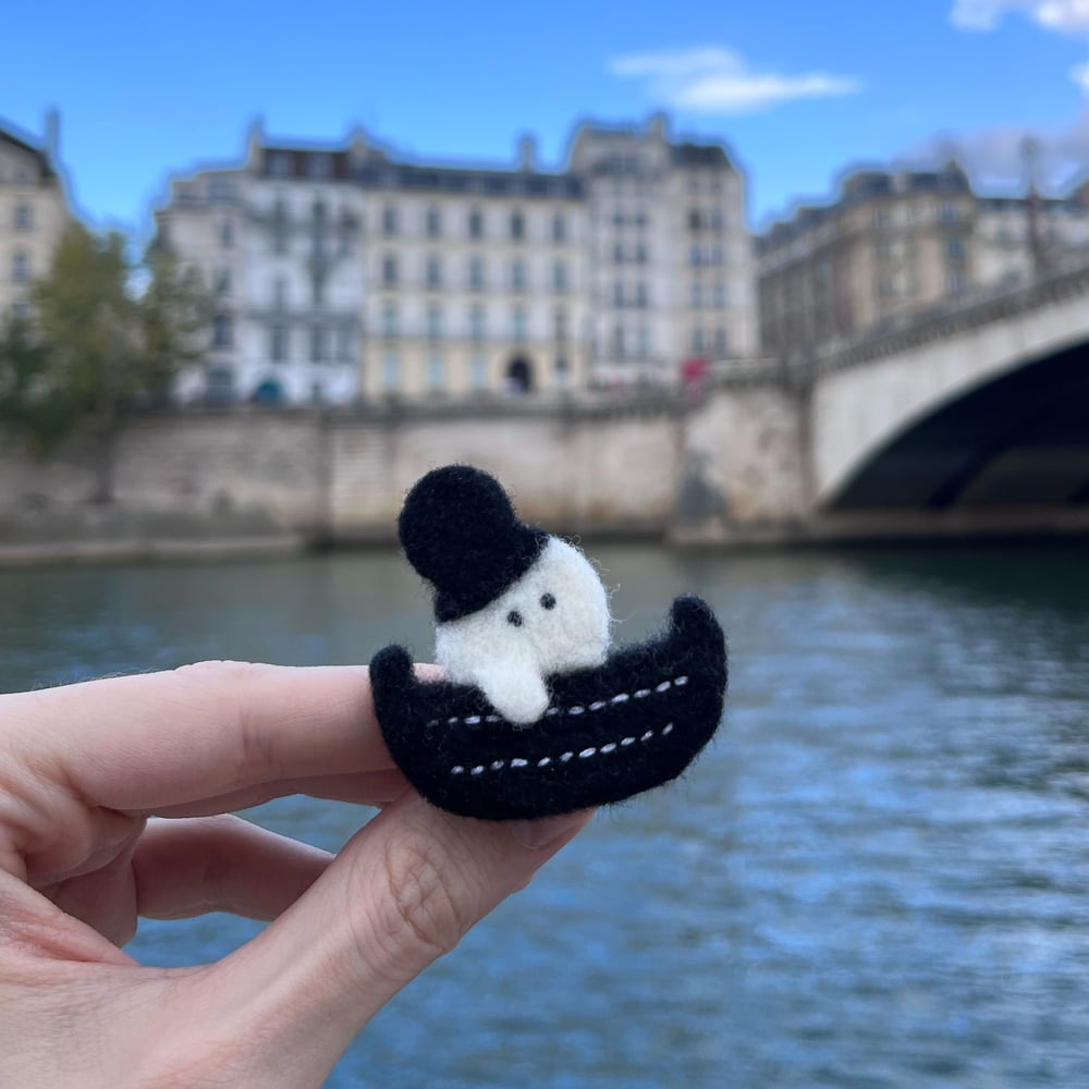 Image of broche "Fluctuat Nec Mergitur"