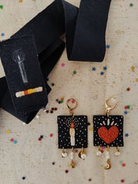 Image 2 of Orecchini "Vanitas" ricamati (blu)