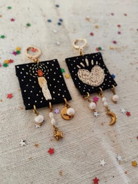 Image 9 of Orecchini "Vanitas" ricamati (blu)