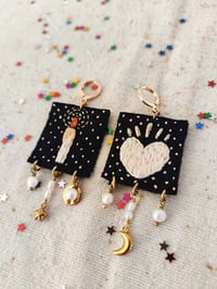 Image 7 of Orecchini "Vanitas" ricamati (blu)