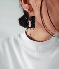 Image 4 of Orecchini "Vanitas" ricamati (blu)