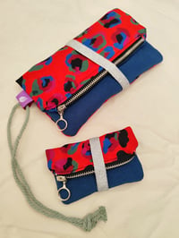 Image 2 of Maxi Cartera ZARVAJE ROJO, con azul y elástico plateado