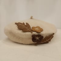 Txapela con aplicaciones en piel