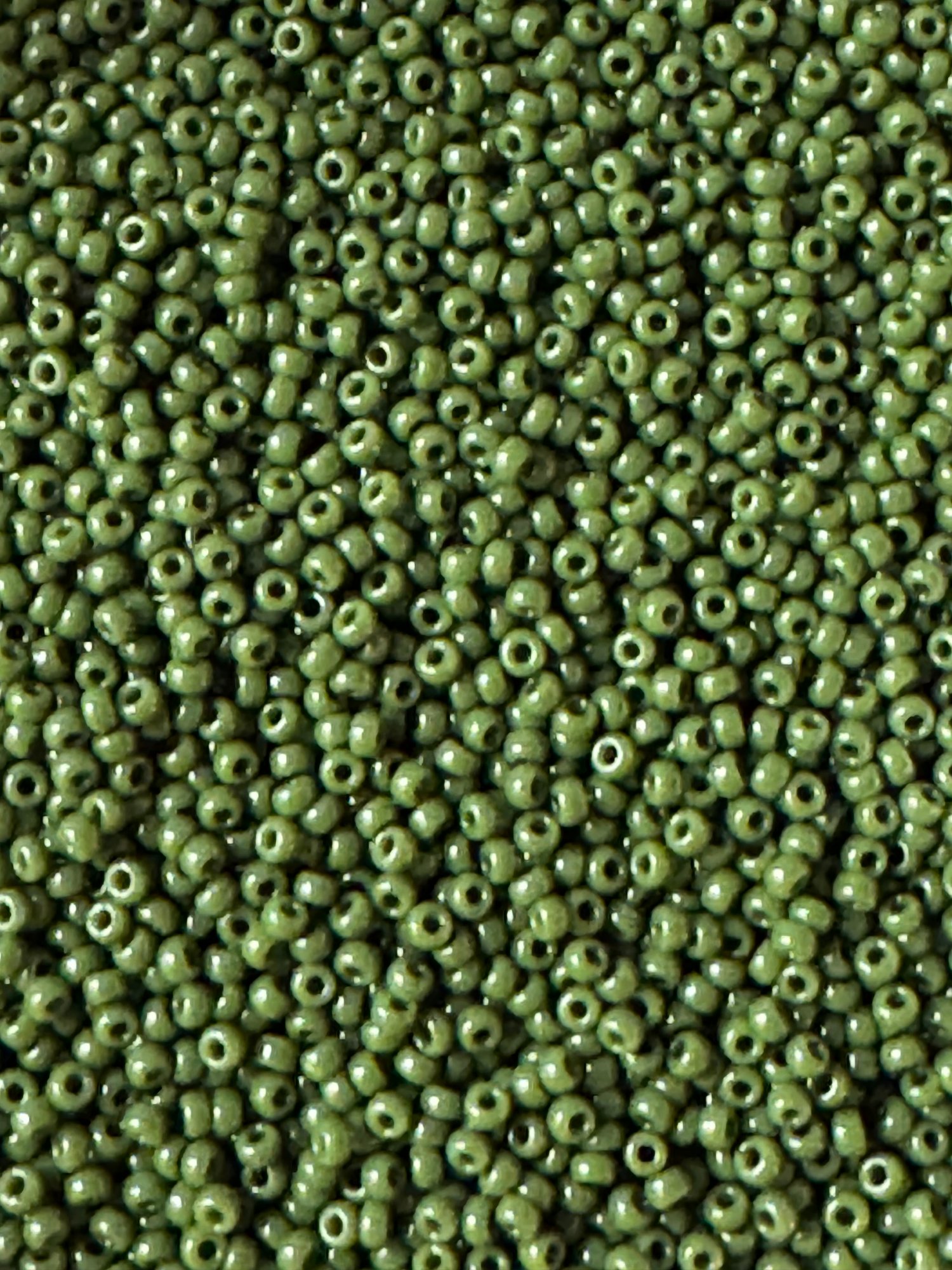 Opaque avokado, Miyuki seed beads