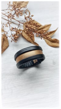 Image 1 of ESSENTIAL SMALL Bangle - Nero e Oro Intenso - 20% off