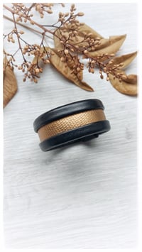 Image 2 of ESSENTIAL SMALL Bangle - Nero e Oro Intenso - 20% off