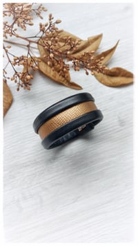 Image 3 of ESSENTIAL SMALL Bangle - Nero e Oro Intenso - 20% off