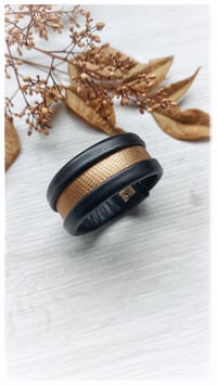 Image 4 of ESSENTIAL SMALL Bangle - Nero e Oro Intenso - 20% off