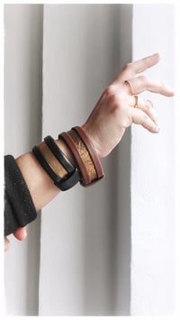 Image 5 of ESSENTIAL SMALL Bangle - Nero e Oro Intenso - 20% off