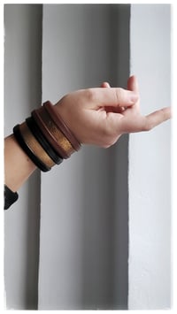 Image 6 of ESSENTIAL SMALL Bangle - Nero e Oro Intenso - 20% off