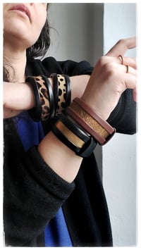 Image 7 of ESSENTIAL SMALL Bangle - Nero e Oro Intenso - 20% off