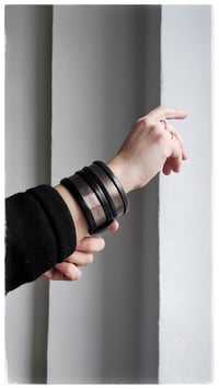 Image 4 of ESSENTIAL SMALL Bangle - Nero e Tortora Metal - 20% off