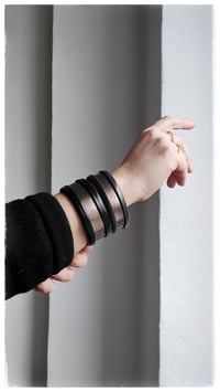 Image 5 of ESSENTIAL SMALL Bangle - Nero e Tortora Metal - 20% off