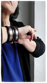 Image 7 of ESSENTIAL SMALL Bangle - Nero e Tortora Metal - 20% off