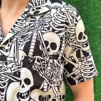 Image 2 of camisa calaveras