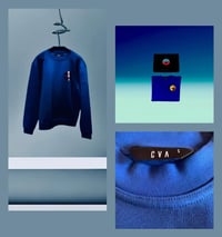 BLUE SWEATSHIRT WITH GOLD METAL SYMBOL [Light Reflection FX]