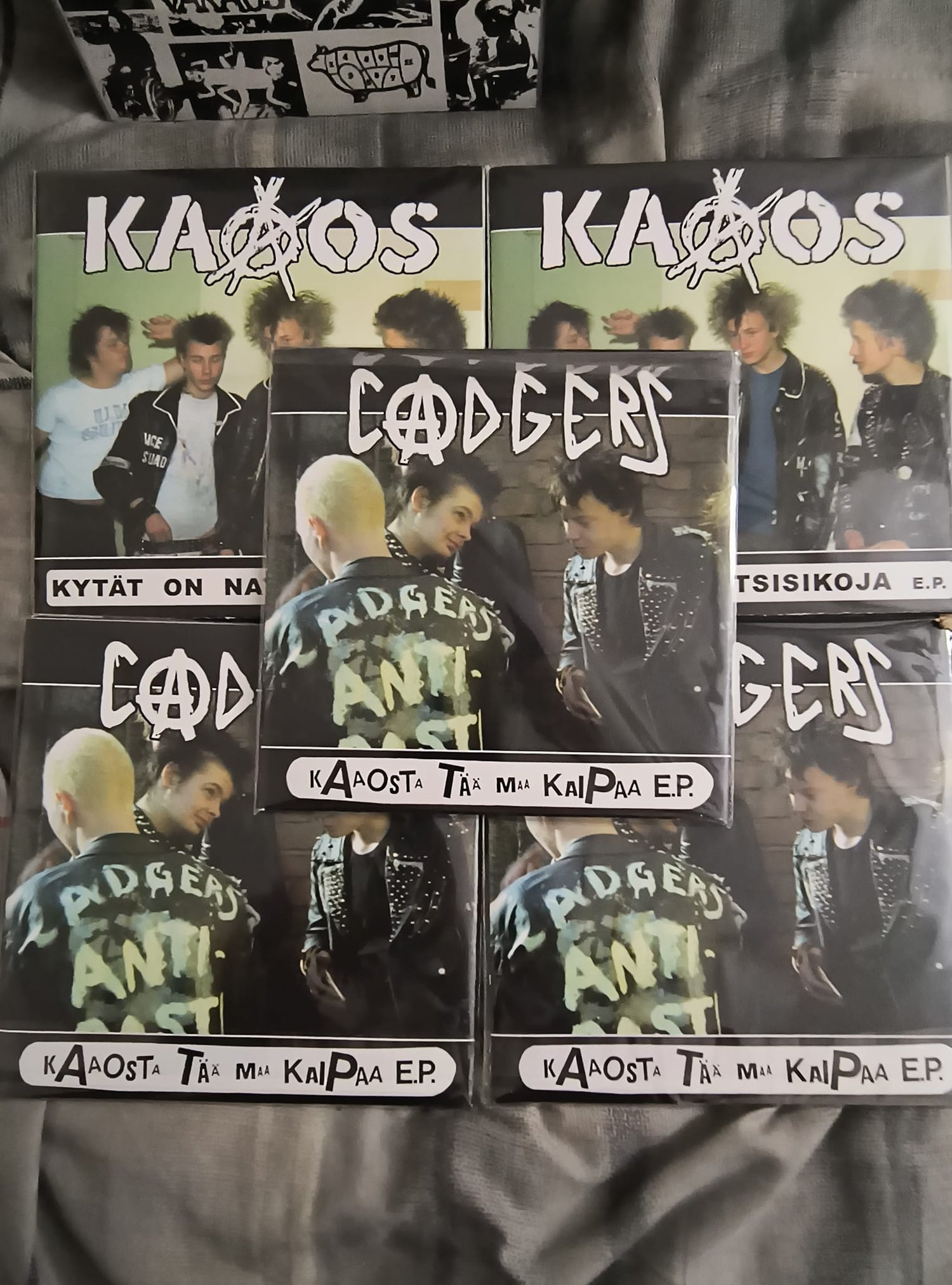 Image of Kaaos / Cadgers – Kytät On Natsisikoja E.P. / Kaaosta Tää Maa Kaipaa E.P. 7" (color sleeve)