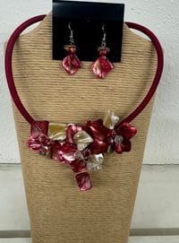 Red shell flowers necklace