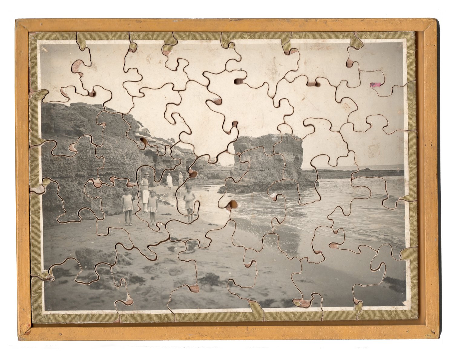 Image of Unknown: jigsaw puzzle of a group on the beach, France ca. 1900