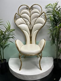 Gold and white throne chair ( gold)