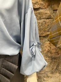 Image 2 of Camisa manga abullonada en tensel celeste 