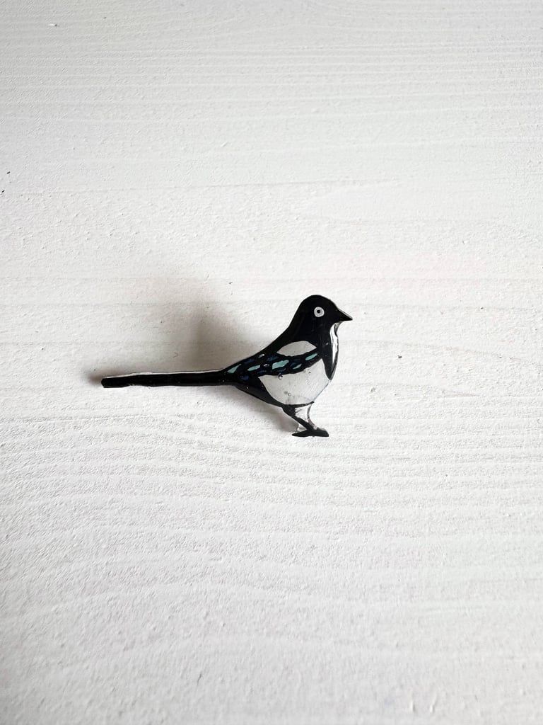 Magpie - Birds from UK - Handmade Pin Resin.