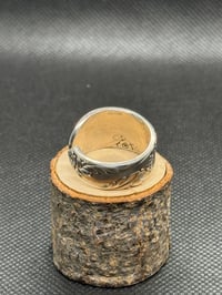Image 3 of Simple flowers Ring Size
