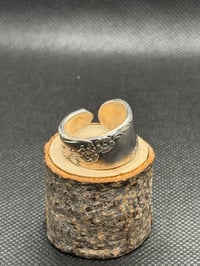 Image 2 of Simple flowers Ring Size