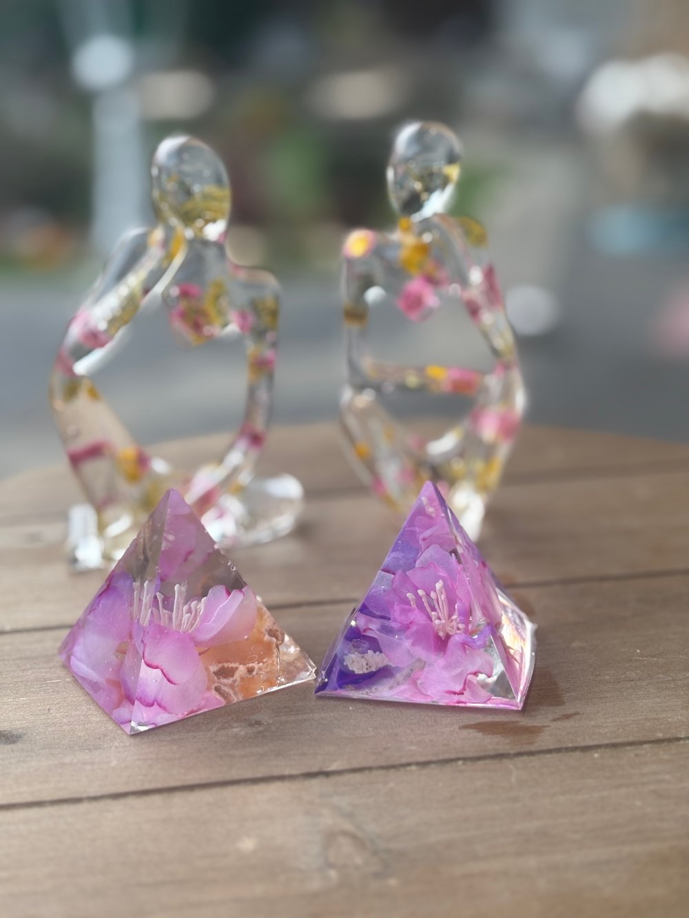 Image of Resin pyramids with agate stones