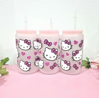 Image 1 of Hello Kitty Köpfe Trinkglas mit Strohhalm und Deckel, 16 Oz