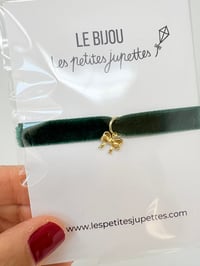 Image 2 of Bracelet ENFANT ruban velours élastique et breloque noeud or laminé