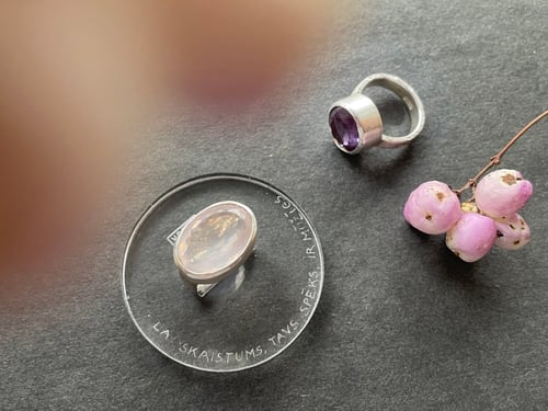 Image of "May beauty..." silver ring with rose quartz · QUA POLLES, UT SIT TIBI FORMA PERENNIS ·