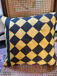 Image 1 of Coussin aux motifs géométriques jaunes et noirs 