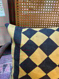 Image 2 of Coussin aux motifs géométriques jaunes et noirs 