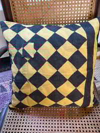 Image 4 of Coussin aux motifs géométriques jaunes et noirs 