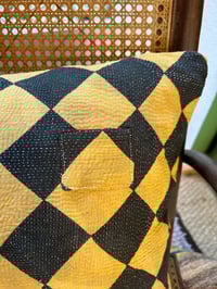 Image 3 of Coussin aux motifs géométriques jaunes et noirs 