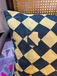 Image 5 of Coussin aux motifs géométriques jaunes et noirs 