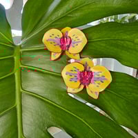 Image 3 of Tropi Orchid -earrings