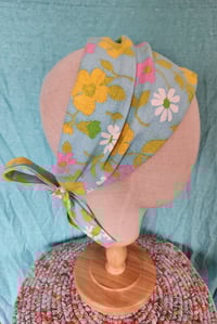 Image 1 of Linen Cover in Aqua Daisy Retro