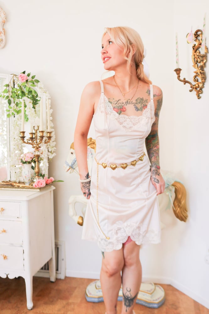 Image of Early 2000s Olga Nude Peachy Slip With Lace Details (32 - Small)