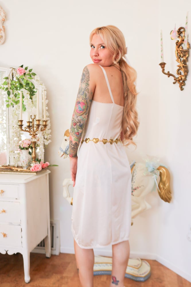Image of Early 2000s Olga Nude Peachy Slip With Lace Details (32 - Small)