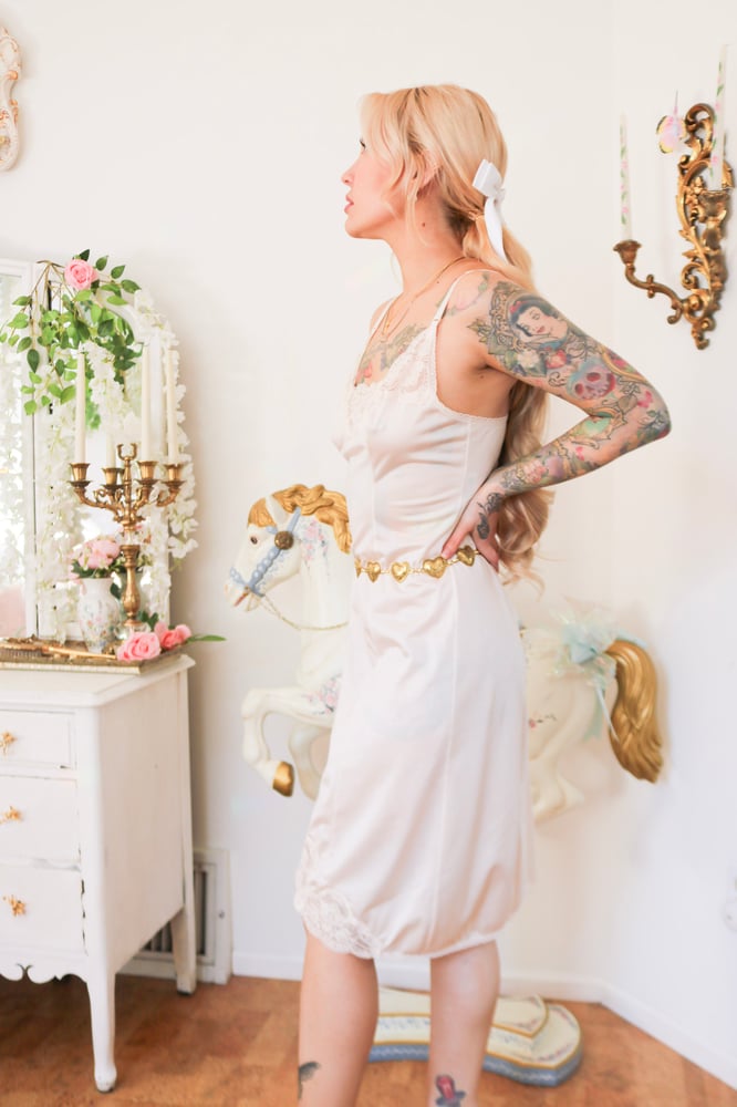 Image of Early 2000s Olga Nude Peachy Slip With Lace Details (32 - Small)