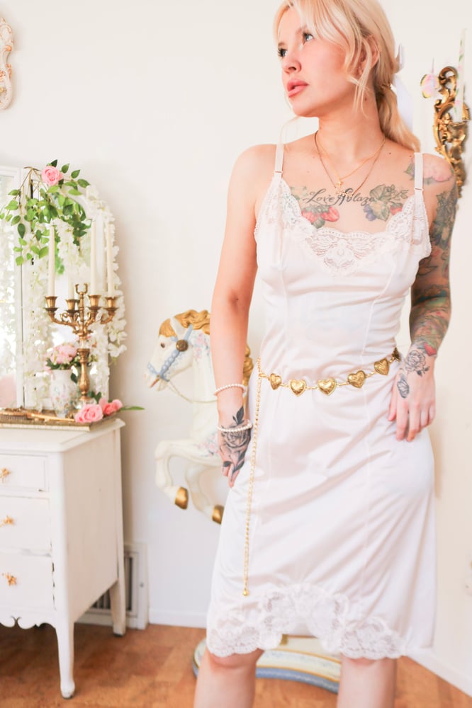 Image of Early 2000s Olga Nude Peachy Slip With Lace Details (32 - Small)